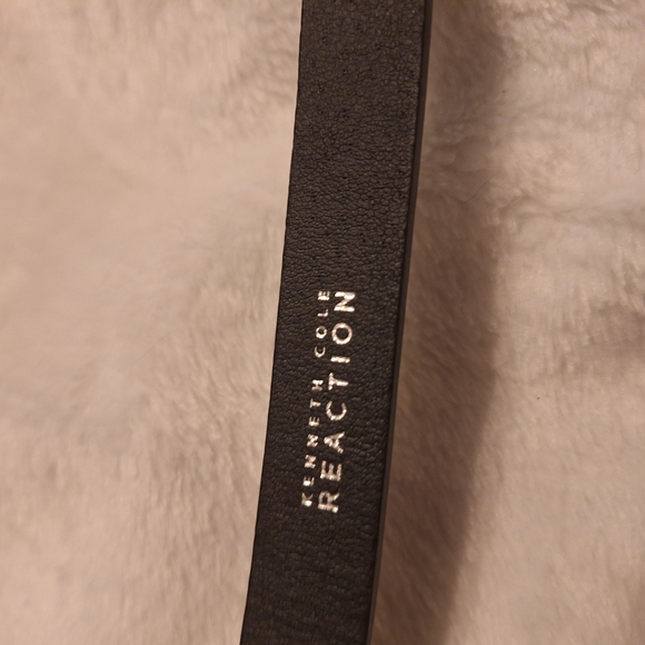 Kenneth Cole Black and Tan Leather Belt with Sleek Metal Buckle - Picture 2 of 2